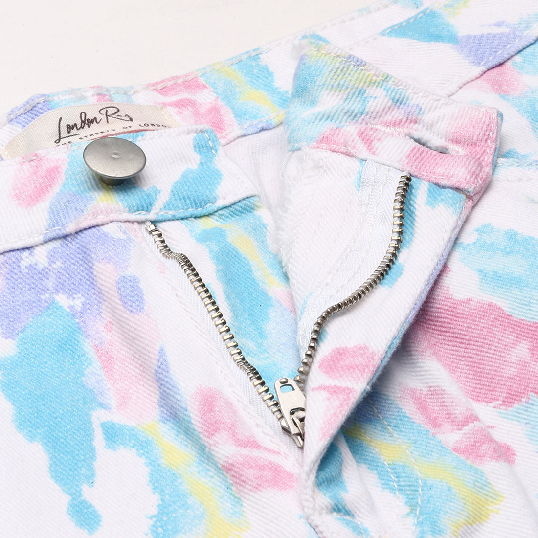 Pantaloncini con orlo grezzo e tintura a immersione blu – Stylish Tie-Dye Frayed Denim Shorts for Creative Summer Outfits
